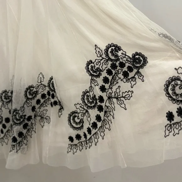 OSCAR DE LA RENTA WHITE BLACK TULLE RUNWAY DESIGNER SKIRT WAIST 34” SZ 12
ZIPPER - Picture 4 of 8